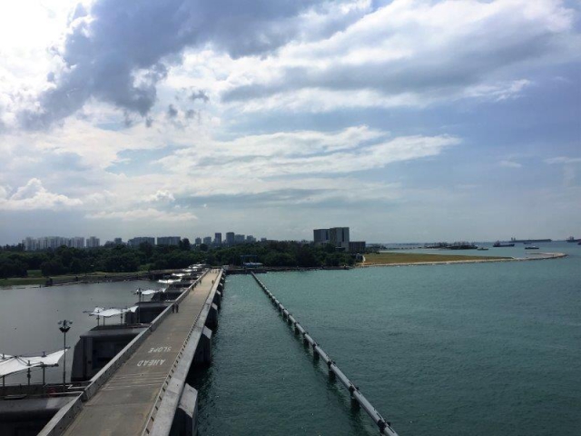 marina barrage rooftop viewing down
