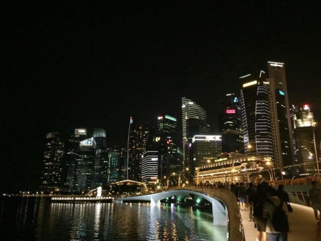night at marina bay jubilee bridge