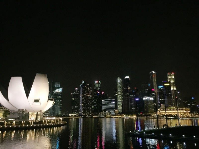 night at marina bay viewing from helix bridge