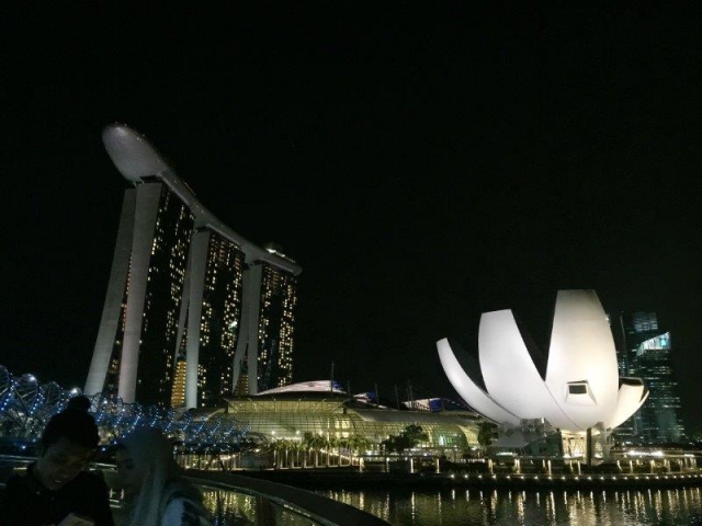 night at marina bay viewing from helix bridge lookout point